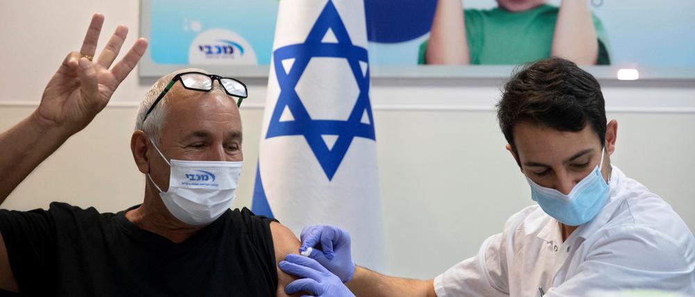 Ein Mann erhält in Israel seine dritte Covid-Impfung mit dem Impfstoff von Biontech/Pfizer. 