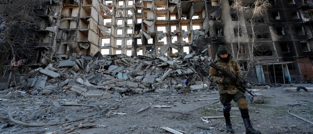 Trotz der Verhandlungen gehen die Angriffe weiter - und verwüsten ukrainische Städte wie hier Mariupol.