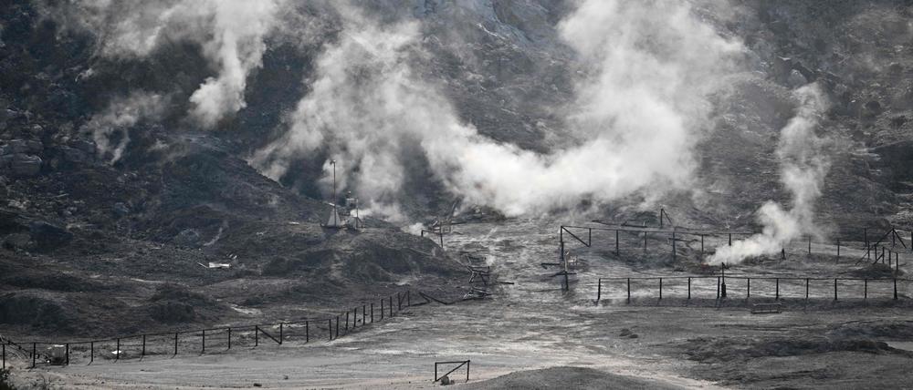 Auf dem Gebiet der Phlegräischen Felder im italienischen Pozzuoli westlich von Neapel steigt Dampf auf. Der größte aktive Supervulkan Europas macht Experten derzeit Sorgen: Die Erdkruste über dem Vulkan wird Forschenden zufolge immer schwächer. 