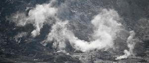 Auf dem Gebiet der Phlegräischen Felder im italienischen Pozzuoli westlich von Neapel steigt Dampf auf. Der größte aktive Supervulkan Europas macht Experten derzeit Sorgen: Die Erdkruste über dem Vulkan wird Forschenden zufolge immer schwächer. 