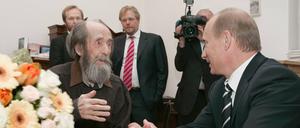 Wladimir Putin gratuliert Alexander Solschenizyn (l.) im Jahr 2007.