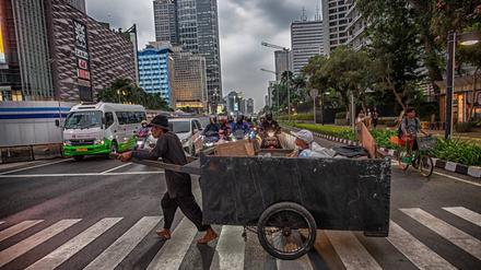 Straßenszene im zentralen Geschäftsviertel der indonesischen Hauptstadt Jakarta. Ab Dienstag informiert sich hier eine Delegation unter Leitung von Wirtschaftssenatorin Franziska Giffey (SPD).