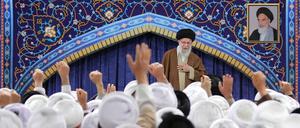 Iran (hier Revolutionsführer Ali Chamenei) behauptet, nichts mit dem Anschlag zu tun zu haben.