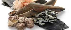 Asiatische Umami-Träger. Beste Beispiele sind Flocken vom getrockneten Bonito, Shiitake-Pilze und Sardinen, die zur Herstellung von Fischsauce verwendet werden.