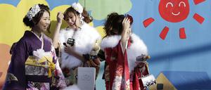 Junge Japanerinnen feiern in Tokio den „Coming of Age Day“. 