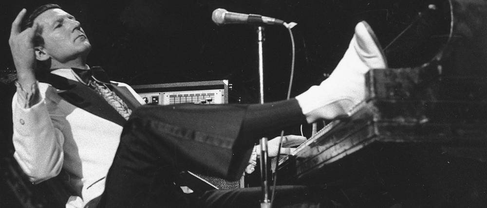 Das Instrument als Sparringpartner: Jerry Lee Lewis 1975 im New Yorker Madison Square Garden. 
