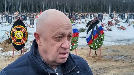 Der Leiter der Wagner-Gruppe, Jewgeni Prigoschin, nimmt an der Beerdigung eines Kämpfers der Wagner-Gruppe, der während des Kriegs in der Ukraine ums Leben kam, auf einem Friedhof außerhalb von St. Petersburg teil.