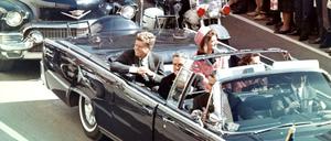 John F. und Jackie Kennedy in der Autokolonne von Dallas am 22. November 1963. 