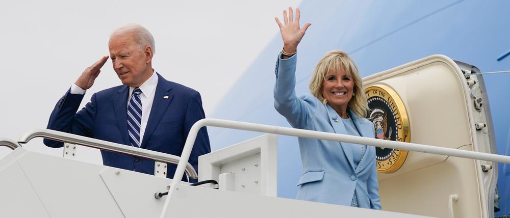 Joe Biden (l.), Präsident der USA, salutiert, während er zusammen mit First Lady Jill Biden an Bord der Air Force One auf der Andrews Air Force Base steigt.