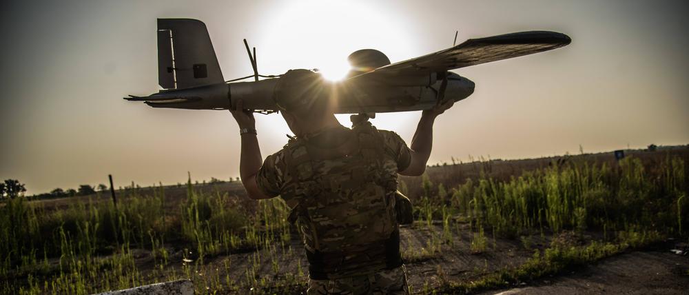 Ein ukrainischer Soldat mit einer Drohne in der Region Cherson (Symbolfoto),