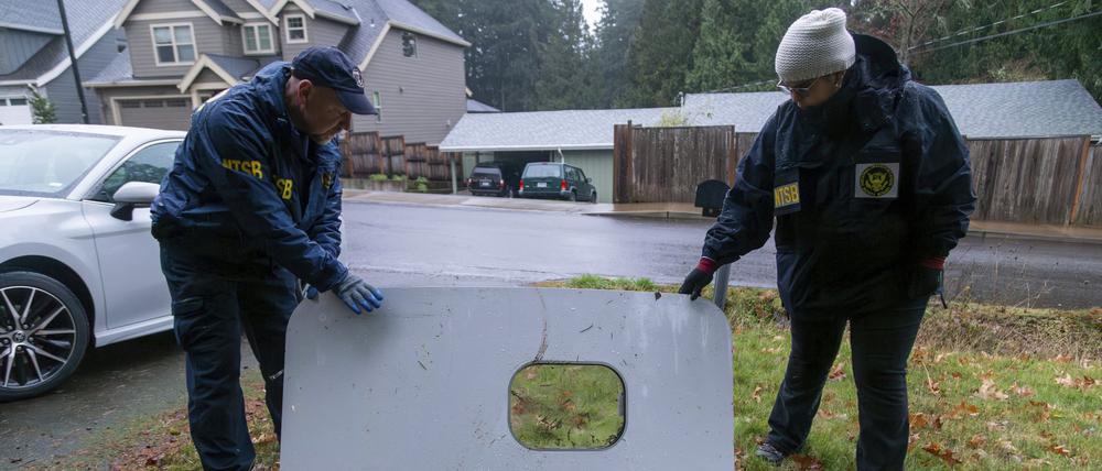Dieses vom National Transportation Safety Board veröffentlichte Foto zeigt den Türstopfen von Alaska Airlines Flug 1282. An dem jüngst herausgerissenen Rumpfteil einer Boeing 737-9 Max fehlten nach Erkenntnissen von US-Unfallermittlern nötige Befestigungsteile