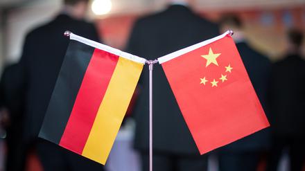 Eine chinesische und eine deutsche Flagge 