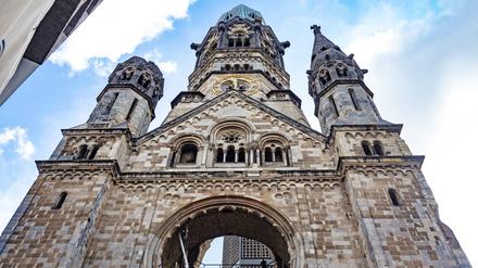 Die Türme der Kaiser-Wilhelm-Gedächtnis-Kirche ragen in den Himmel.