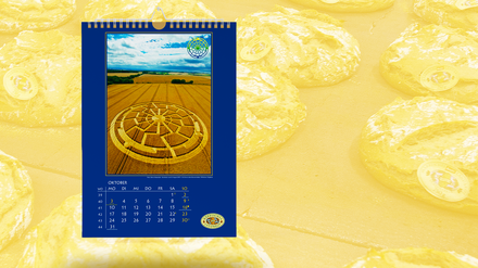 Dieses Kornkreis-Foto in einem Firmenkalender von 2016 sorgt für Aufregung.