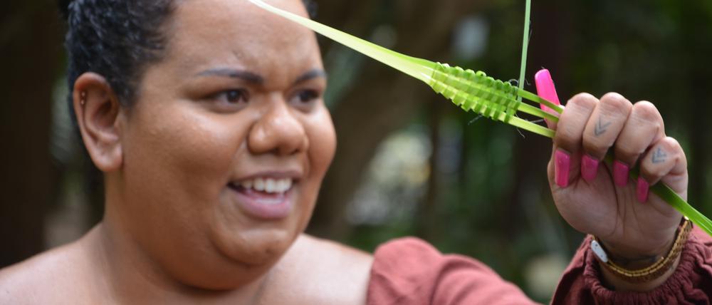 Kalkani Choolburra vom Royal Botanic Garden Sydney mit einer Lomandra-Pflanze, aus deren Blättern Körbe und Seile geflochten werden können. 