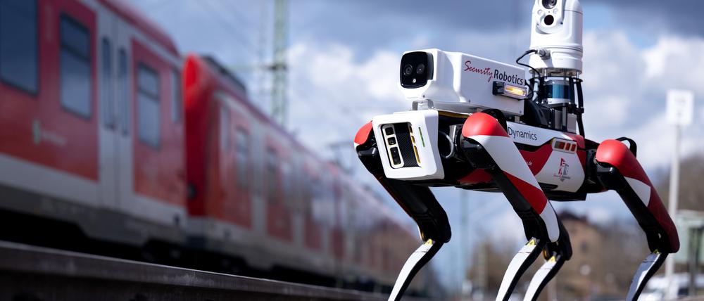 Der Roboter läuft bei einem Pressetermin zwischen abgestellten S-Bahnen entlang.