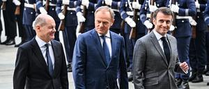 Bundeskanzler Olaf Scholz (SPD, l) empfängt Emmanuel Macron (r) und Donald Tusk.