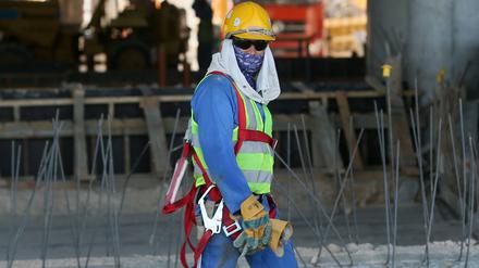 Ein ausländischer Arbeit auf einer Baustelle in Katar (Archivbild von 2013)