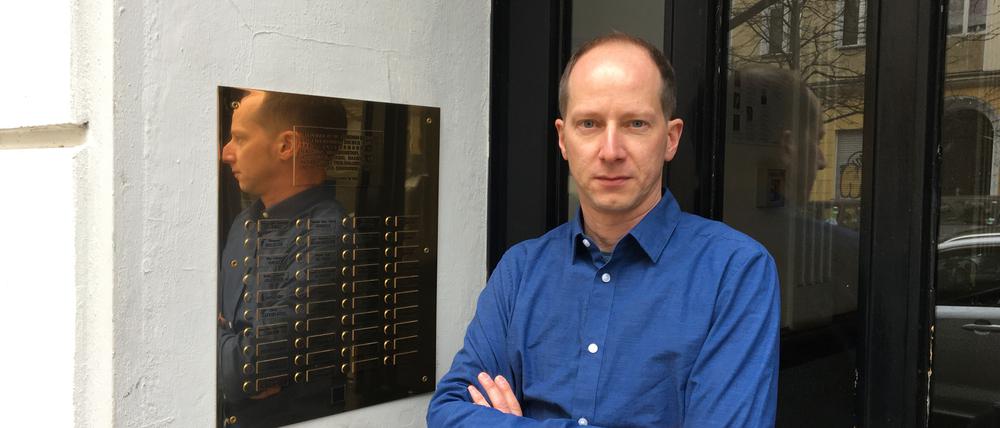 Simon Lütgemeyer hat die Geschichten der ehemaligen jüdischen Bewohner:innen der Käthe-Niederkirchner-Straße 35 auf der Webseite kaethe35.de zusammengetragen und das Projekt der stillen Klingeltafel initiiert. 