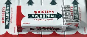 Wrigleys Spearmint Kaugummis bei der Vorstellung einer von Guido Maria Kretschmer kreierten Wrigleys Spearmint Retro-Clutch.
