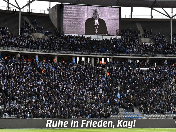 Die Andacht für Hertha-Präsident Kay Bernstein wurde ins Stadion übertragen.