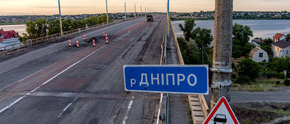 Die Antoniwkabrücke über den Dnepr vergangenen Juli. Mittlerweile ist die Brücke nahezu vollständig zerstört.
