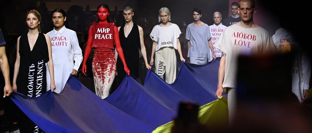 Im Kraftwerk präsentieren Models Kreationen des ukrainischen Designers Jean Gritsfeldt und tragen dazu eine ukrainische Fahne. 