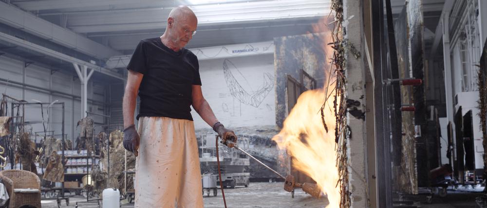 Anselm Kiefer bearbeitet seine Bilder mit Flammen.