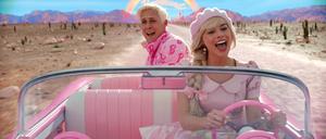 Ken und Barbie (Ryan Gosling und Margot Robbie) auf dem Weg in die Realität. Zumindest im Film.