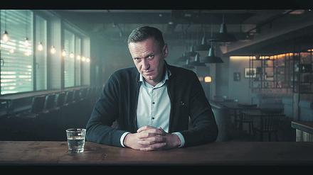 Lässt sich geduldig befragen: Alexej Nawalny beim Interview für den Dokumentarfilm. 