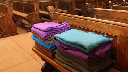 Bestes Handtuchmaterial. Die Wolldecken liegen aus  für fröstelnde Kirchenbesucher, eignen sich aber auch für Reservierungszwecke. 