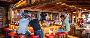 Auch in der Apres-Ski-Bar Kitzloch (hier bei einer Mitarbeiterbesprechung) ist es ruhiger geworden. 