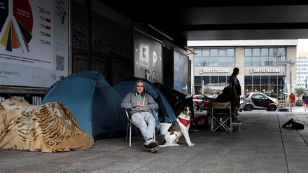 Kiwi ist Obdachlos und lebt unter einer Eisenbahnbrücke am Alexanderplatz.