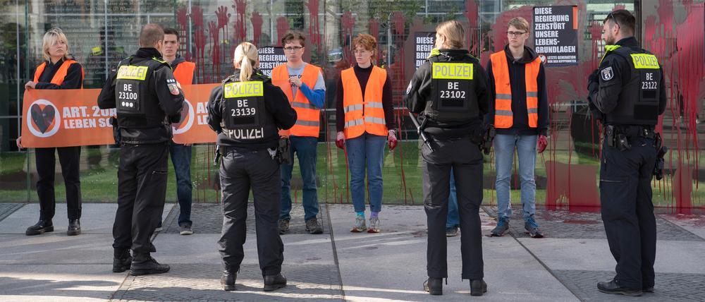 Erneut haben Klimaaktivisten das Denkmal «Grundgesetz 49» unweit des Reichstages mit einer ölähnlichen Substanz beschmiert.