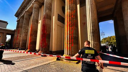17.09.2023, Berln, Berlin: Orange gefärbt sind die Säulen des Brandenburger Tores, das Mitglieder der Klimaschutzgruppe Letzte Generation am Sonntagvormittag mit oranger Farbe angesprüht haben. Die Polizei nahm nach eigenen Angaben 13 Mitglieder vor Ort fest. Foto: Paul Zinken/dpa +++ dpa-Bildfunk +++