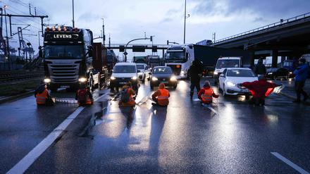 Stoppzeichen. Klimaaktivisten blockieren eine Kreuzung am Hamburger Hafen. 