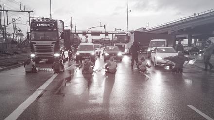 ARCHIV - 21.02.2022, Hamburg: Klimaaktivisten der Aktion ∑Aufstand der letzten Generation∑ blockieren am Morgen eine Kreuzung am Zollamt Waltershof zur Kˆhlbrandbr¸cke und zur Autobahn A7. Foto: Christian Charisius/dpa +++ dpa-Bildfunk +++