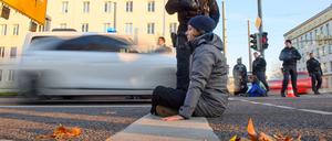 Eine Klimaaktivistin der „Letzten Generation“ auf einer Straße in Magdeburg