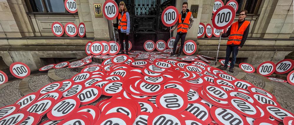 Demo vor dem Verkehrsministerium. Aktivisten fordern Tempo 100 auf Autobahnen. 