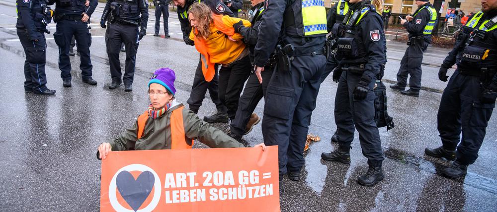 Am Dammtorbahnhof in Hamburg löste die Polizei am 4. Januar 2023 eine Protestaktion der „Letzten Generation“ auf.