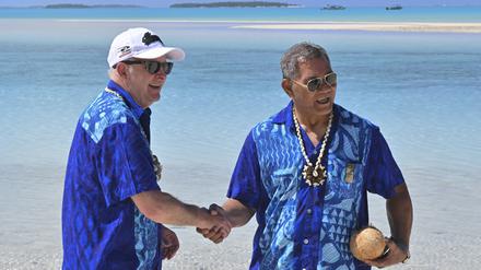 09.11.2023, Cookinseln, Aitutaki: Anthony Albanese (l), Premierminister von Australien, und Kausea Natano, Premierminister von Tuvalu.