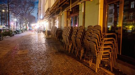 30.1.2021, Berlin: Vor einem Restaurant im Stadtteil Friedrichshain sind die Stühle aufeinandergestapelt. Restaurants und Bars sind wegen der Maßnahmen gegen die Ausbreitung des Coronavirus weiterhin geschlossen. Foto: Christophe Gateau/dpa +++ dpa-Bildfunk +++