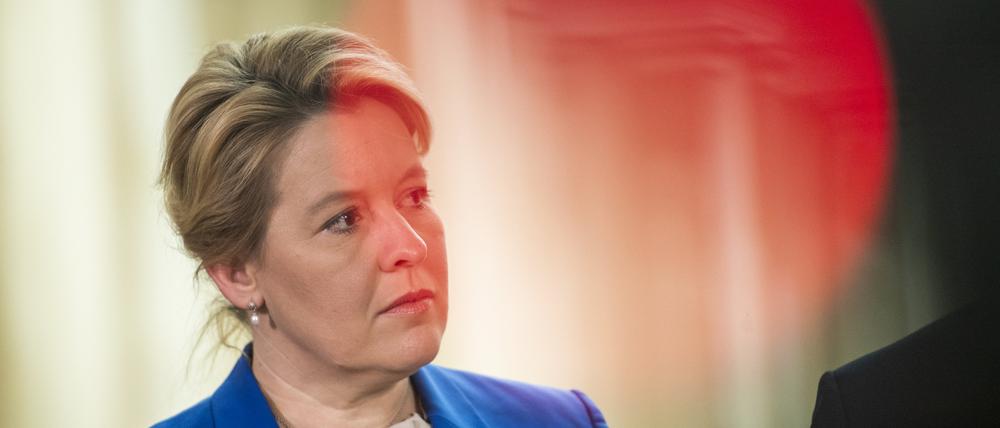 Franziska Giffey (SPD), Regierende Bürgermeisterin von Berlin, steht nach Koalitionsverhandlungen von CDU und SPD nach den Wahlen zum Berliner Abgeordnetenhaus bei einem Statement.