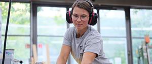 Hanna S., 29 Jahre, ist im 2. Lehrjahr in Ausbildung zur Tischlerin bei der Holz und Raum GmbH Berlin.