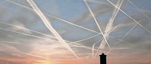 Nicht nur CO₂ des Flugverkehrs schadet dem Klima, auch Kondensstreifen tragen zur Erderwärmung bei.