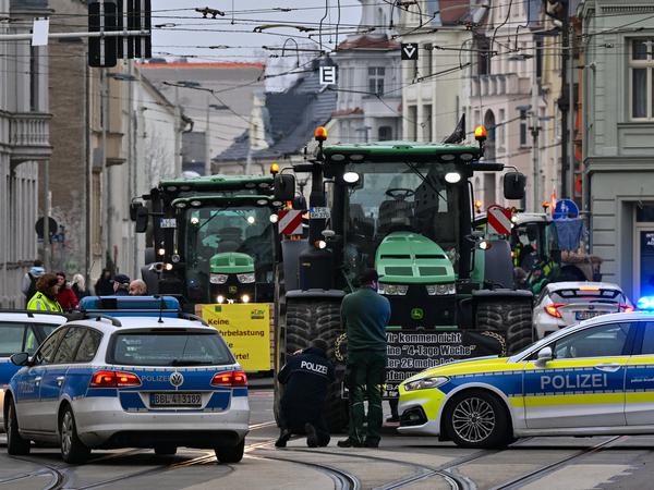 Die Proteste von Landwirten in deutschen Städten – hier in Cottbus vor Beginn einer Konferenz zur Infrastrukturentwicklung im Lausitzer und Mitteldeutschen Revier – halten an. 