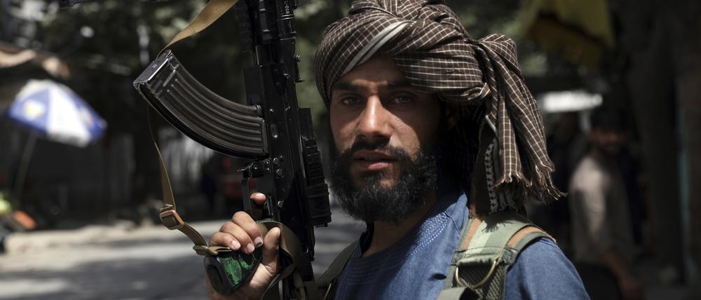 Ein Taliban-Kämpfer steht an einem Kontrollpunkt im Viertel Wazir Akbar Khan (Archivbild vom 18.08.2021).