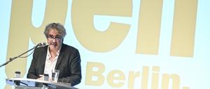 Deniz Yücel bei seiner Kongress-Eröffnungsrede am Samstag in Berlin