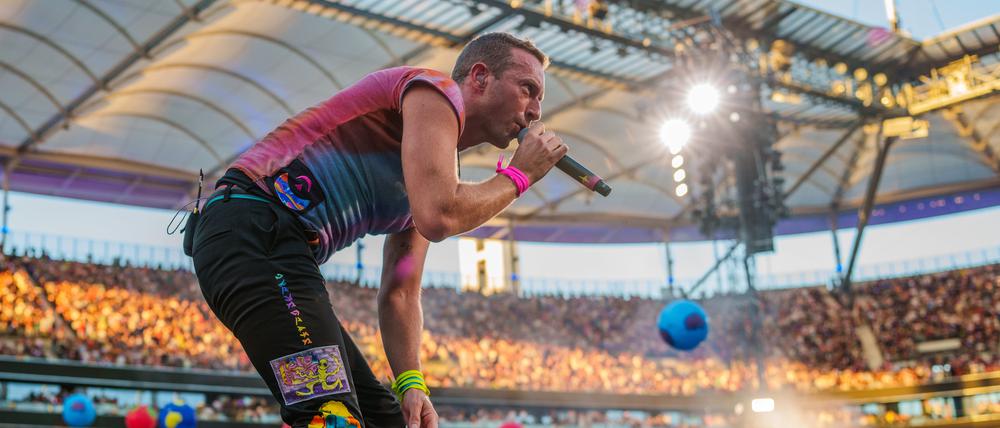 Berlin kann sich auf nachhaltigen Konfettiregen freuen: Coldplay-Frontmann Chris Martin auf der Bühne.