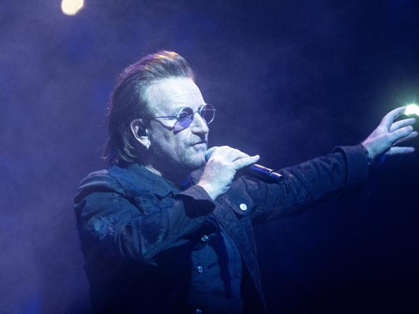 Paul David Hewson (Bono), Sänger der irischen Rockband U2, ist seit etwa 30 Jahren vom Glaukom betroffen. 2014 enthüllte er, dass seine Augen durch die Erkrankung sehr lichtsensitiv sind und er deshalb immer eine Sonnenbrille trägt.